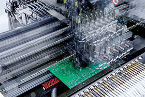 Ausschnitt eines offenen Bestückungsautomats in Bewegung