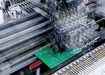 Ausschnitt eines offenen Bestückungsautomats in Bewegung