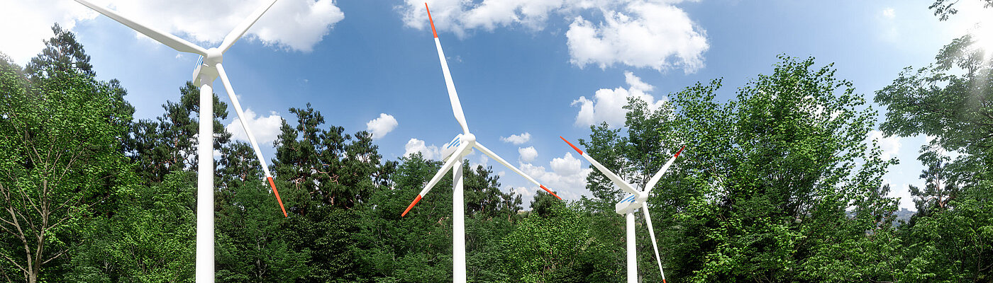 Windräder und Solarpanel in der Natur
